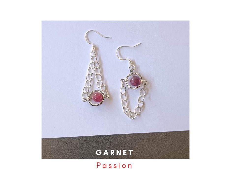 ต่างหูหินแท้ "Little Vivian" Garnet Earring (เสริมบารมี)