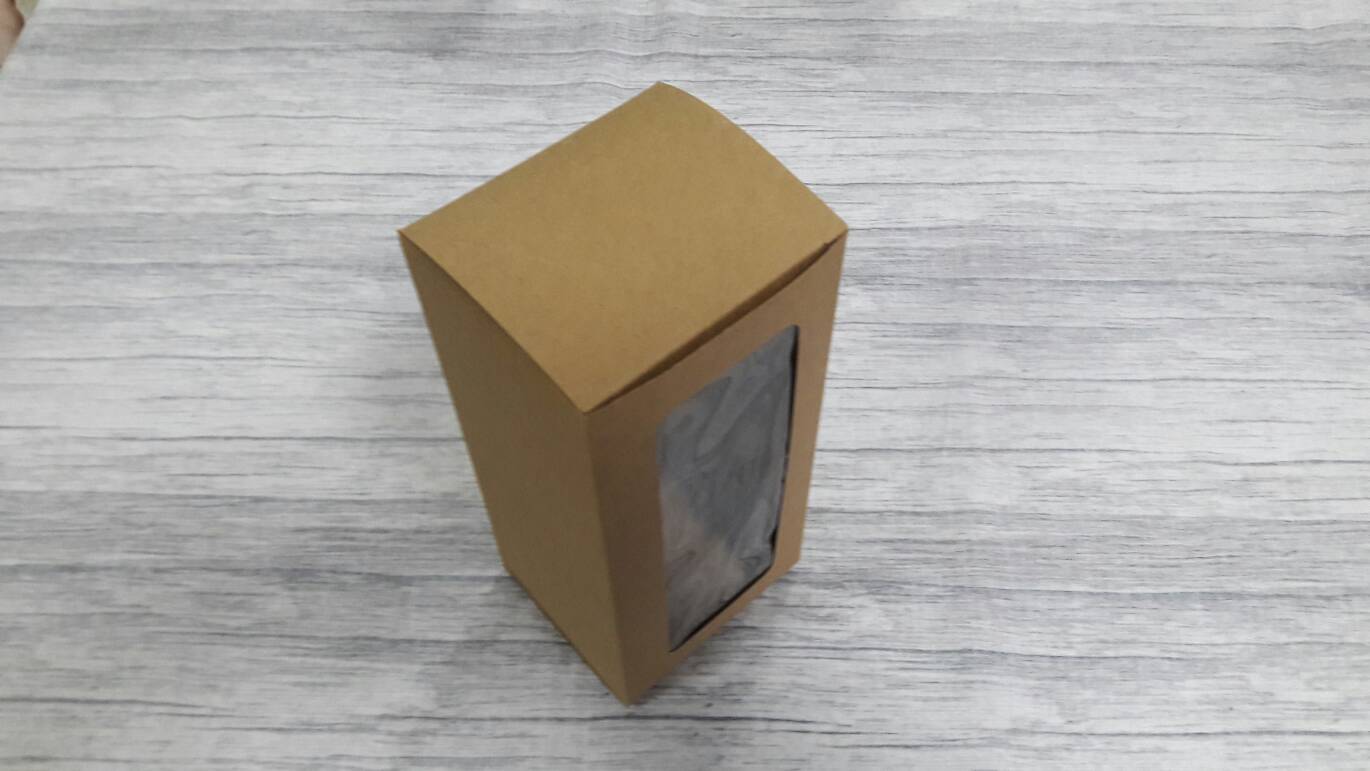 กล่องของขวัญ กล่องอเนกประสงค์ สีคราฟท์น้ำตาลเข้ม ขนาด 8.5x7.5x18 ซม. กล่องของที่ระลึก กล่องเครื่องสำอางค์ กล่องของใช้ กล่องแบบฝาหัวท้าย มีหน้าต่างพลาสติก ราคา 175 บาทต่อแพ็ค(20 ใบ)
