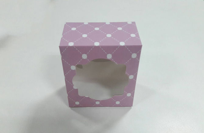 กล่องเค้กชิ้น กล่องเค้กครึ่งปอนด์ กล่องคัพเค้ก 4 ชิ้น(ไม่มีฐานรอง) กล่องขนม ลายม่วงชมพูอ่อน ขนาด 12.8x12.8x7.0 ซม.ราคา 150 บาทต่อแพ็ค (20ใบ)