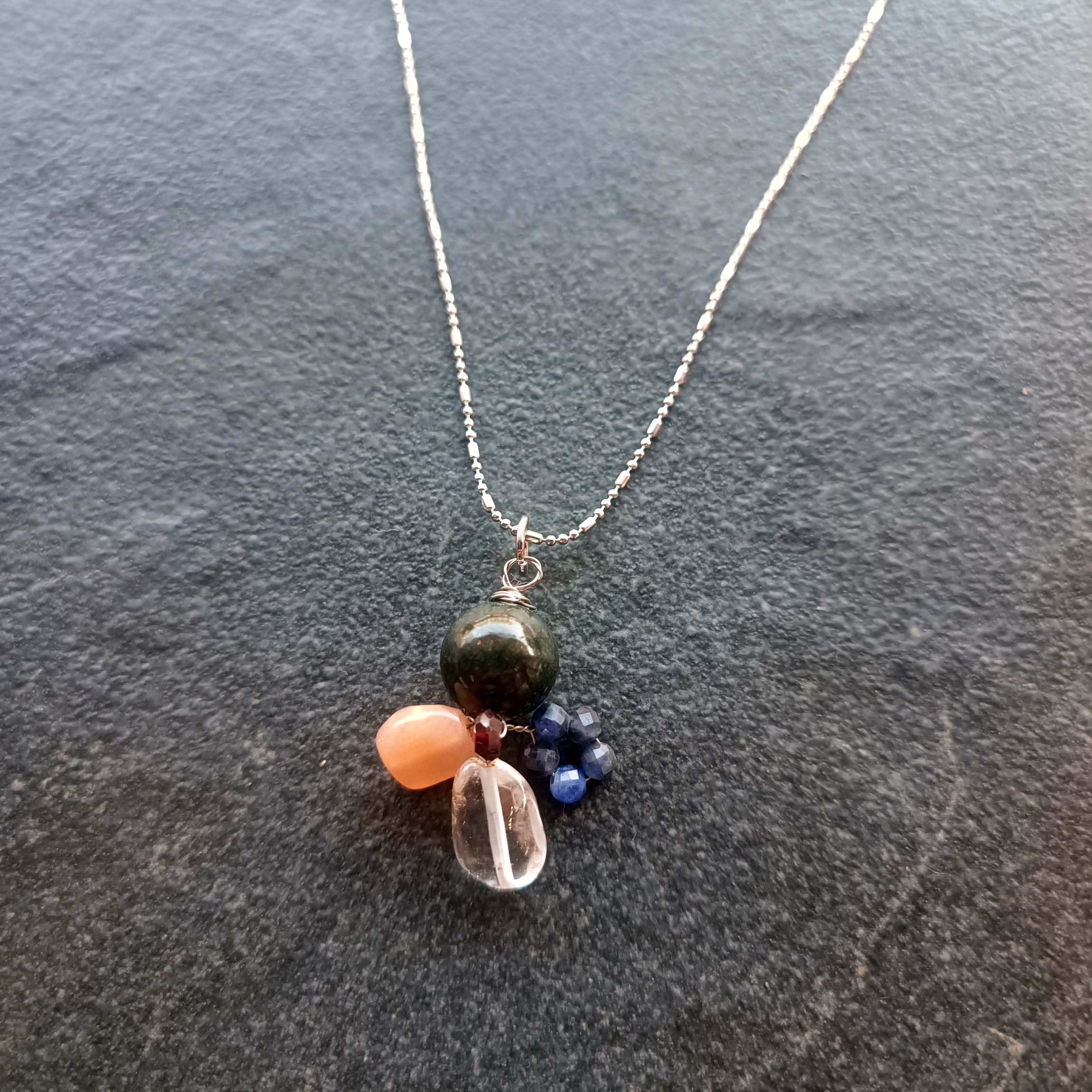 "Little Vivian" สร้อยพร้อมจี้หินแท้ Serpentine + Sodalite Pendant Necklace (ปัดเป่าคุณไสย ป้องกันอันตราย เสริมสมาธิ ความจำ)