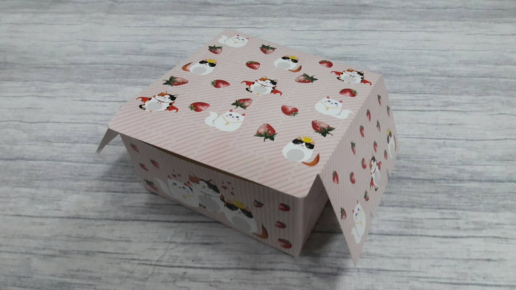 กล่องคัพเค้ก 4 ชิ้น (แบบไม่มีฐานรอง) กล่องเค้กครึ่งปอนด์ กล่องขนม กล่องสแน็ค Snack Box กล่องคอฟฟี่เบรค สีชมพูลายแคทสตรอว์เบอร์รี่ ขนาด 15.0x15.0x7.6 ซม. (แพ็คละ 150 บาทต่อ 20ใบ)
