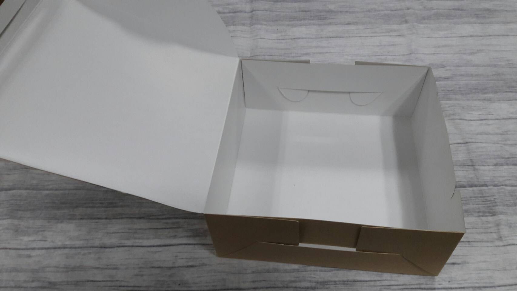 กล่องขนม กล่องเค้ก กล่องคัพเค้ก กล่องบราวนี่ กล่องชิฟฟ่อน กล่องช้อคโกแล็ต กล่องคุ๊กกี้ กล่องสแน็ค สีคราฟท์น้ำตาลอ่อน 18x18x7 ซม. ราคา 200 บาท ต่อแพ็ค (20ใบ)