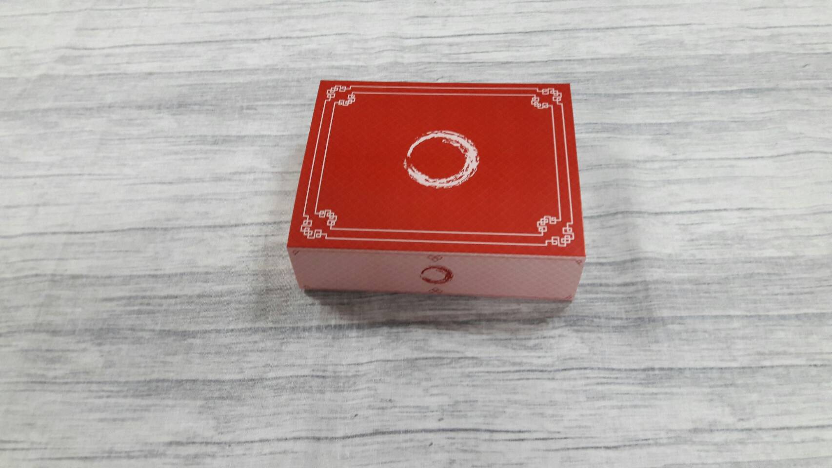 กล่องสไลด์ กล่องของขวัญ กล่องของที่ระลึก กล่องอเนกประสงค์ กล่องแบบฝาสไลด์ลายสีแดงเข้ม ขนาด 10.7x12.7x3.4 ซม. ราคา 215 บาท (20 ใบ ต่อแพ็ค)