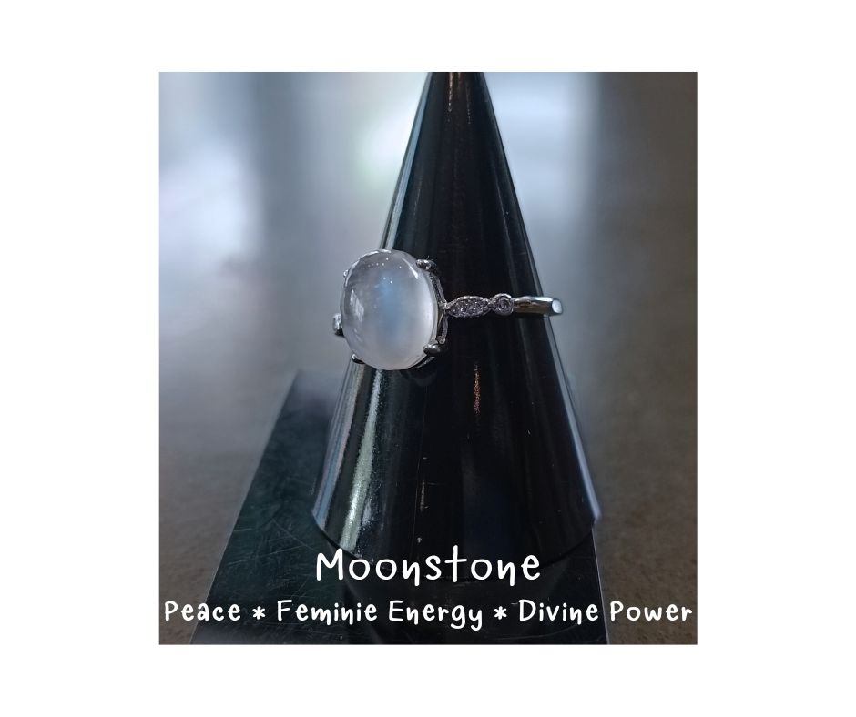 Natural "Moonstone" Ring แหวนหินแท้ มุกดาหาร (เสริมเสน่ห์เพศหญิง ความอ่อนหวาน อ่อนโยน น่ารัก ปรับออกความเครียด)
