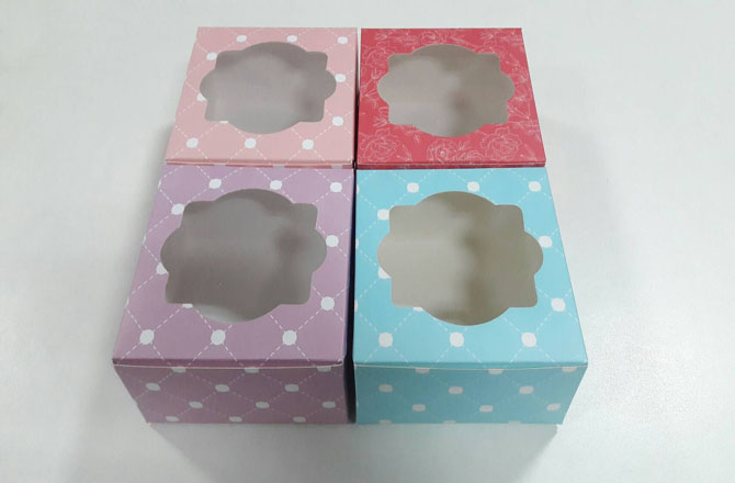 กล่องเค้กชิ้น กล่องเค้กครึ่งปอนด์ กล่องคัพเค้ก 4 ชิ้น(ไม่มีฐานรอง) กล่องขนม ลายม่วงชมพูอ่อน ขนาด 12.8x12.8x7.0 ซม.ราคา 150 บาทต่อแพ็ค (20ใบ)