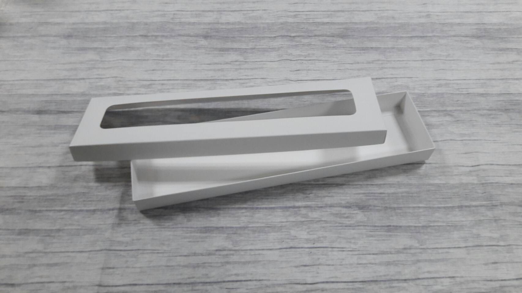 กล่องของขวัญ กล่องฝาครอบ กล่องขนม กล่องอเนกประสงค์ สีขาว ขนาด 9.5x37.5x3 ซม. (แบบฝาหน้าต่างพลาสติก) ราคา 390 บาทต่อแพ็ค (20 ใบ)