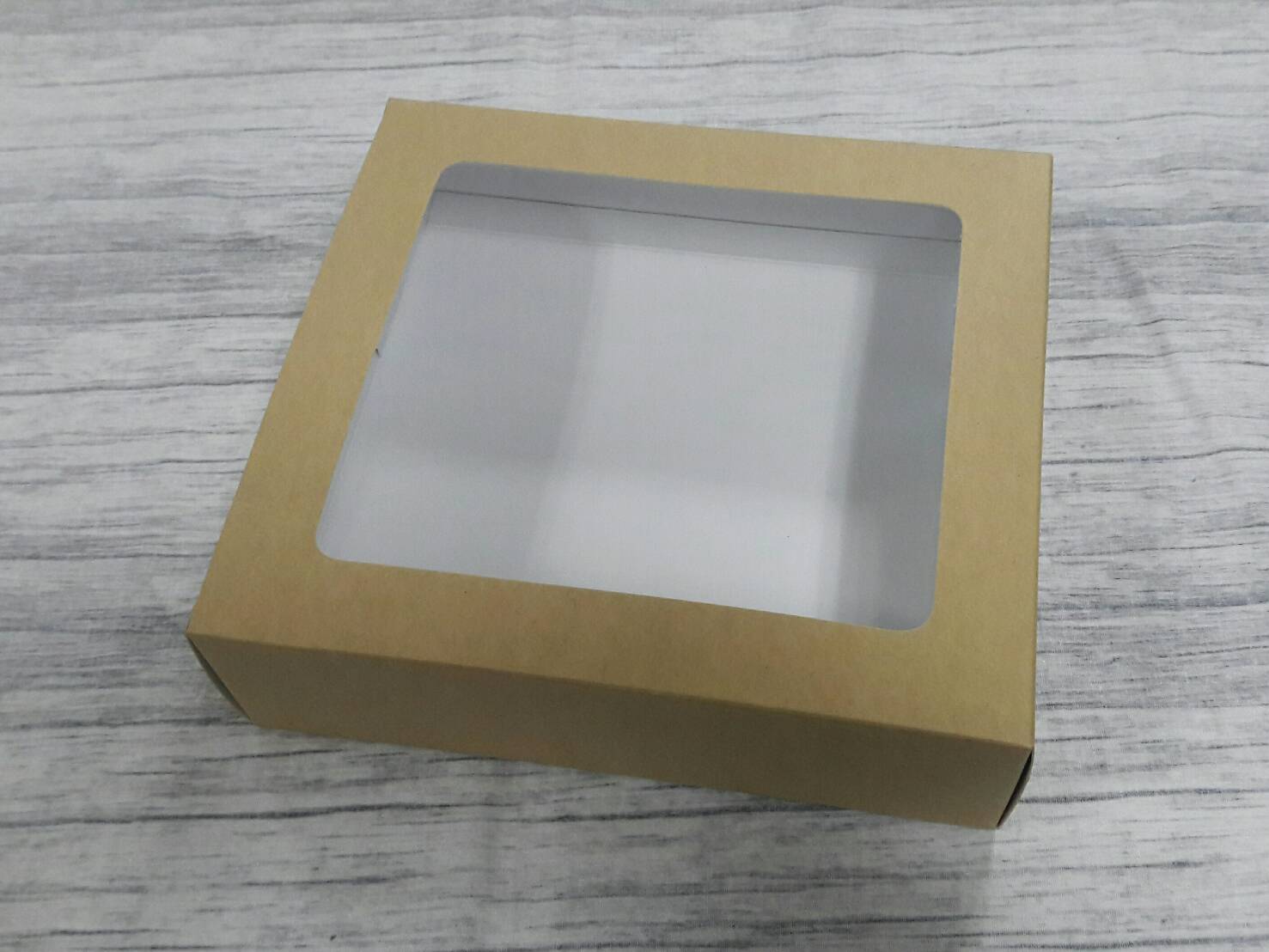 กล่องของขวัญ กล่องอเนกประสงค์ กล่องของที่ระลึก กล่องเครื่องสำอางค์ กล่องของใช้ กล่องแบบฝาหัวท้าย สีคราฟท์น้ำตาลอ่อน ขนาด 6.0x19.3x21.0 ซม.แบบมีหน้าต่างพลาสติก ราคา 300 บาท(20 ใบ)