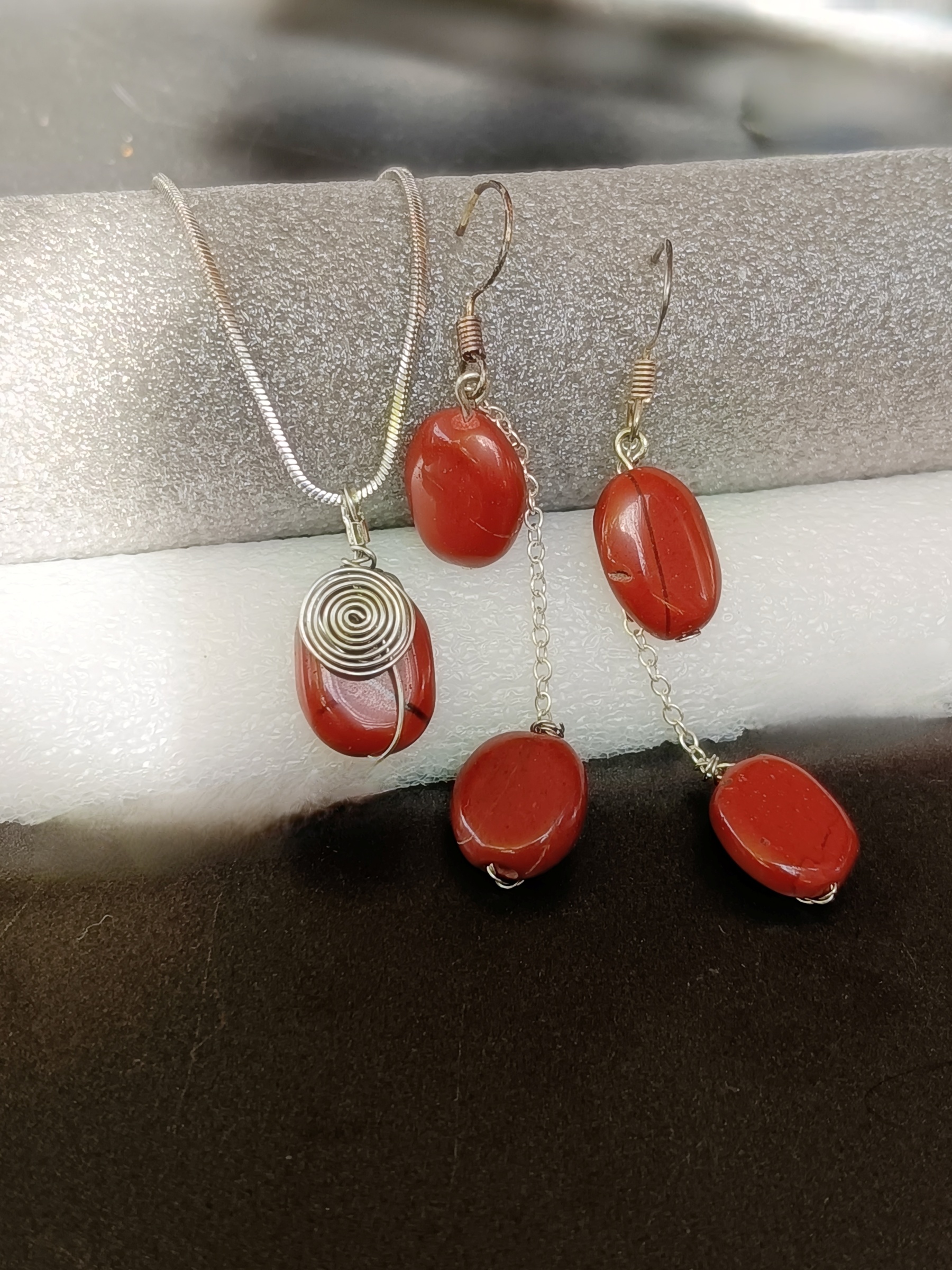 Set สร้อยจี้พร้อมต่างหู ประดับหินแท้ Red Jasper Set (เติมความมั่นใจ เสริมความมั่นคง การเยียวยาตัวเอง)