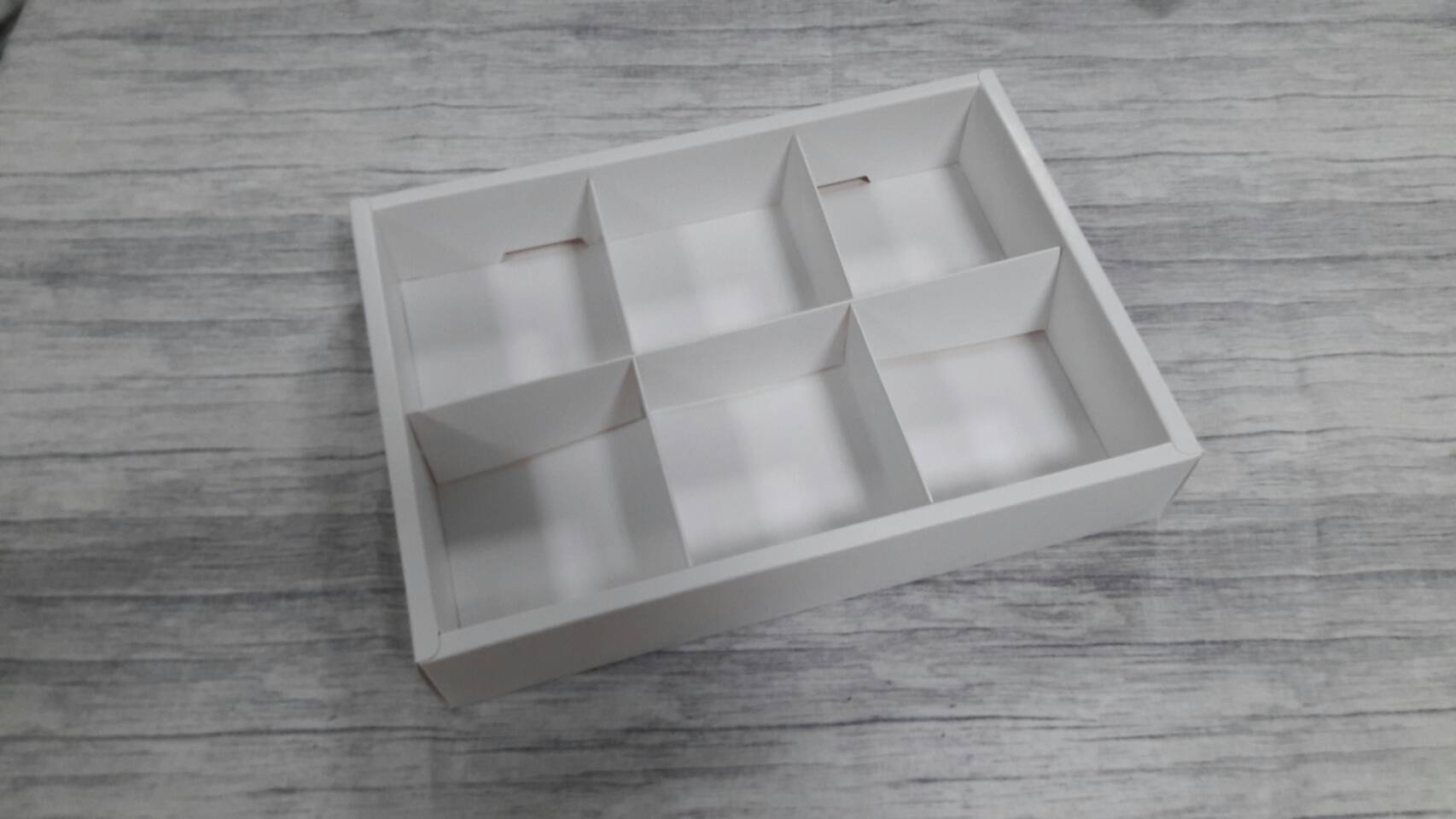 ฐานกั้นสินค้า ตัวกั้นสินค้า 6 ช่อง (แต่ละช่อง 8.6*8.9*4.5ซม.) สีขาว ขนาด 18.0 x 25.5 x 4.5 ซม.(เมื่อพับขึ้นรูป) ราคา 155 บาทต่อแพ็ค(20 ชิ้น) (ใช้กับกล่องของที่้ร้าน)