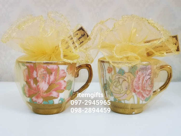 ของชำร่วยแก้วเซรามิก ลายทองดอกไม้ ห่อถุงผ้าสีทอง