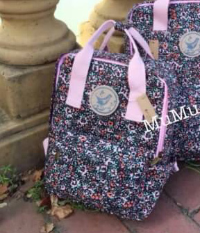 กระเป๋าเป้ผ้าสะพายหลัง mumu ผ้าเคลือบกันน้ำ ลายดอกไม้ดำ ชมพู่ (Size S)