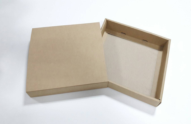 กล่องสไลด์ กล่องของขวัญ กล่องของที่ระลึก กล่องอเนกประสงค์ กล่องของใช้ กล่องแบบฝาสไลด์ สีน้ำตาล ขนาด 19.0x21.5x3.5 ซม. ราคา 405 บาท (20 ใบต่อแพ็ค)