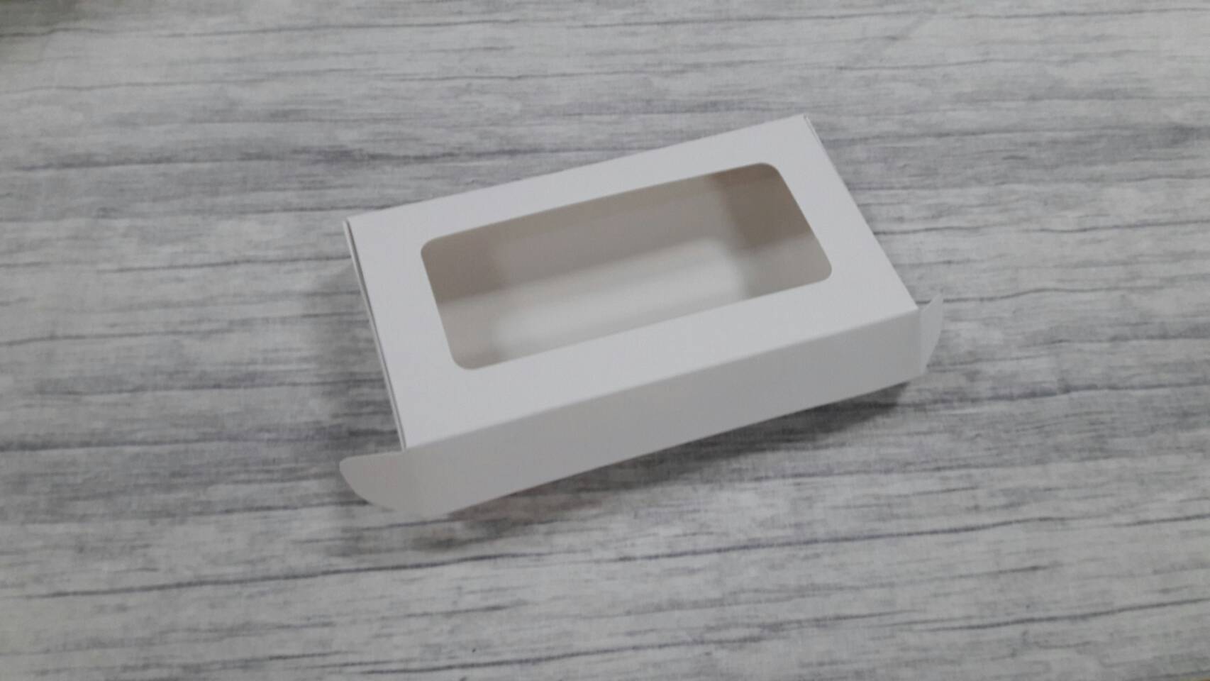 กล่องบราวนี่ กล่องขนม กล่องเอนกประสงค์ กล่องของขวัญ กล่องทรงหูช้าง สีขาว ขนาด 12x22x3 ซม.(ฝาหน้าต่างพลาสติก) ราคา 210 บาทต่อแพ็ค (20 ใบ)