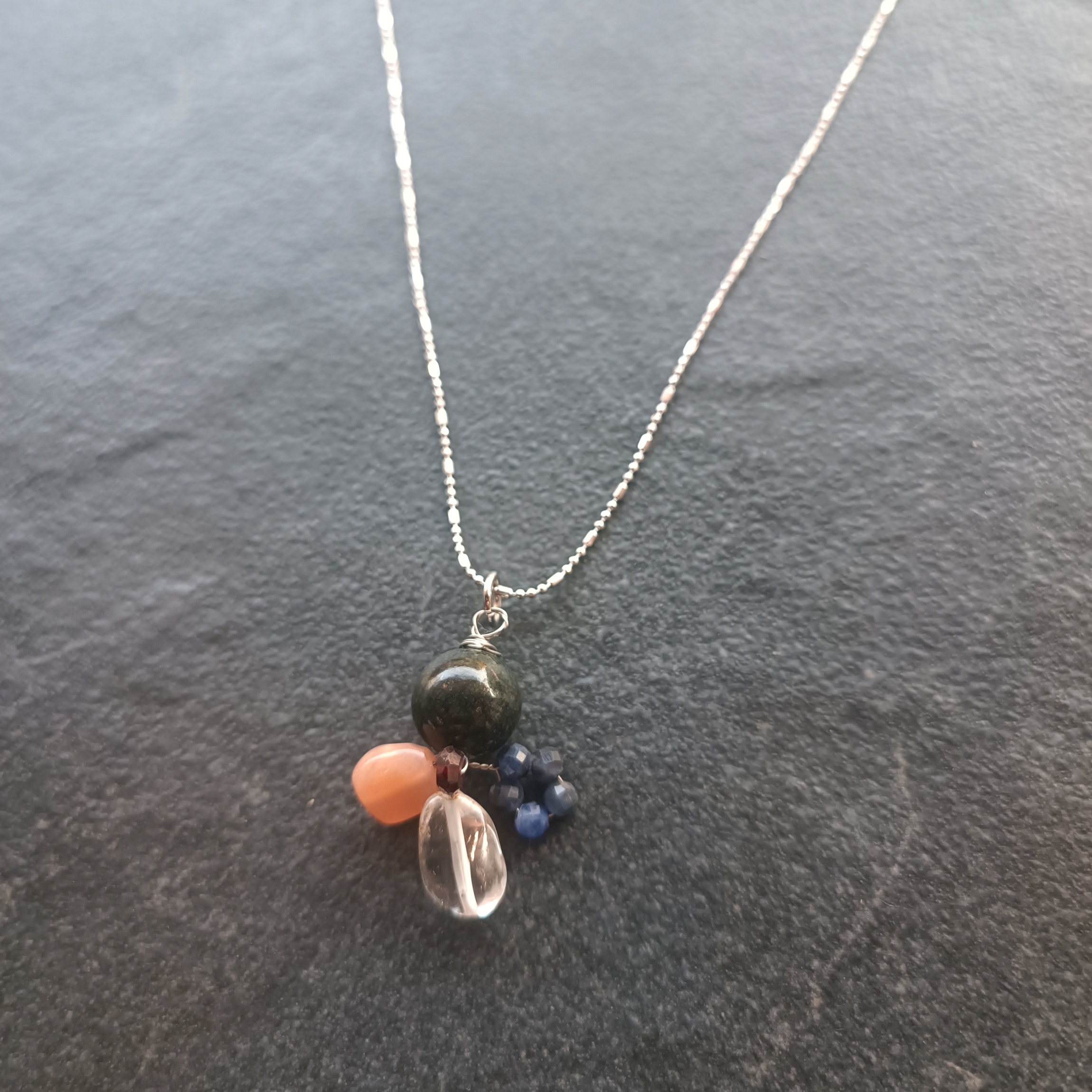 "Little Vivian" สร้อยพร้อมจี้หินแท้ Serpentine + Sodalite Pendant Necklace (ปัดเป่าคุณไสย ป้องกันอันตราย เสริมสมาธิ ความจำ)