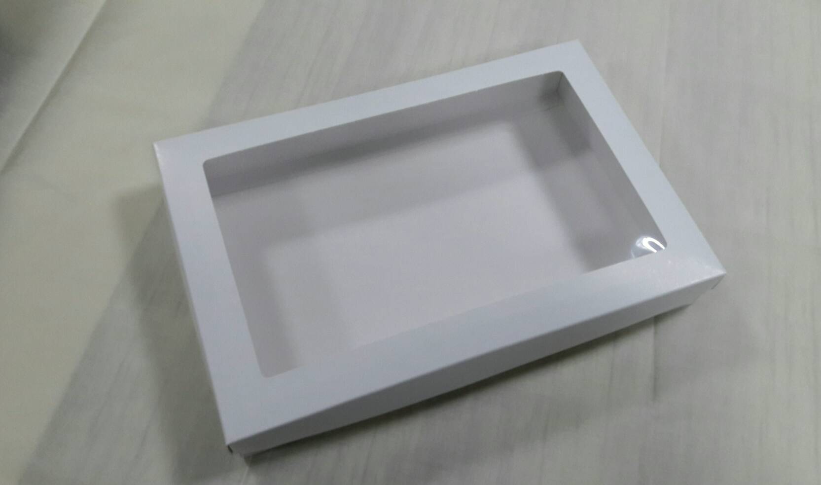 กล่องอเนกประสงค์ กล่องฝาครอบ กล่องของที่ระลึก กล่องของขวัญ กล่องใส่ผ้าไหม กล่องใส่กางเกงยีนส์ ขนาด 23 x 35 x 5 ซม.สีขาว (มีหน้าต่างพลาสติก) ราคา 655 บาท (ต่อแพ็ค 20 ใบ)