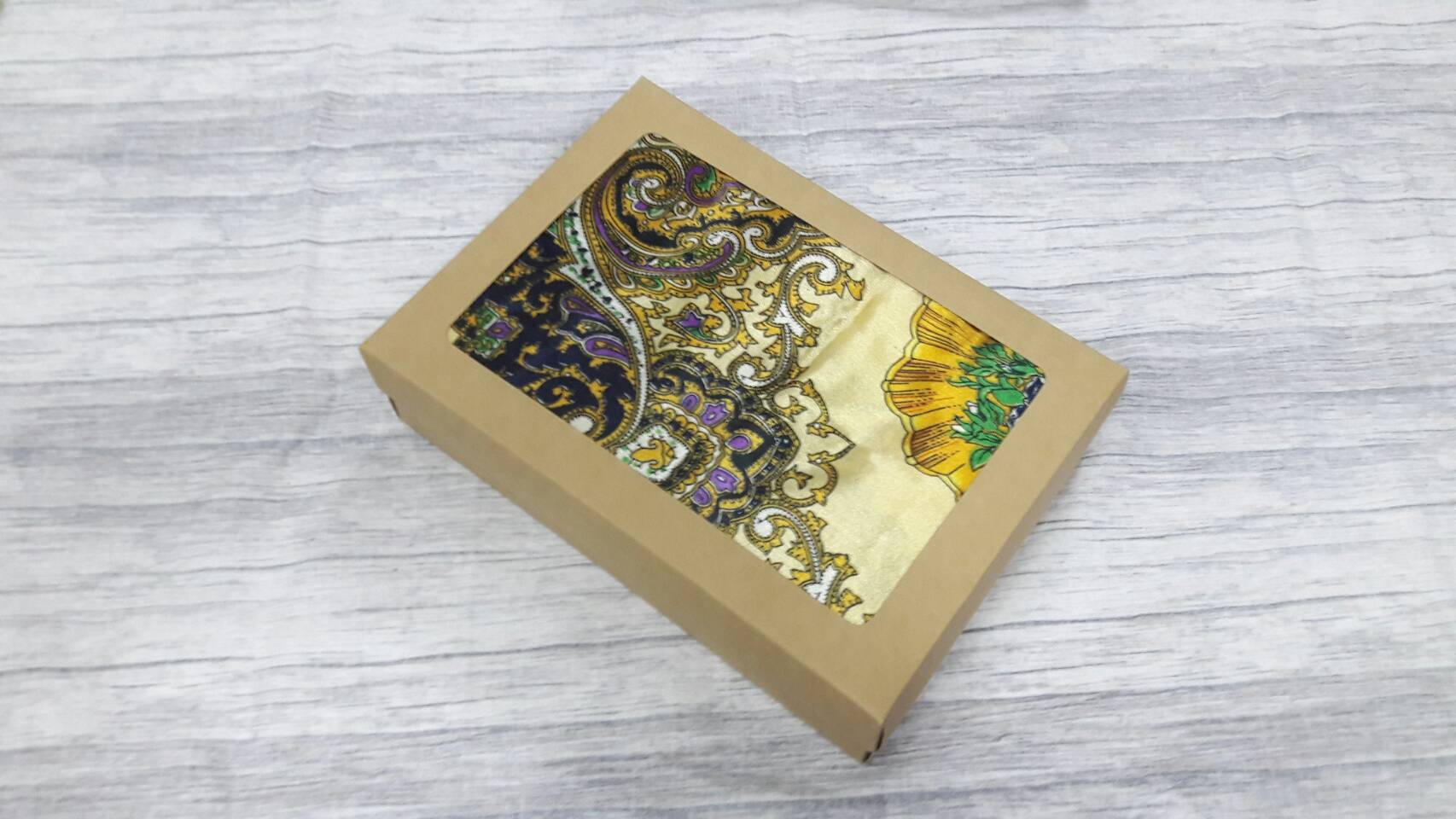 กล่องของขวัญ กล่องของที่ระลึก กล่องฝาครอบ กล่องอเนกประสงค์ กล่องของใช้ กล่องใส่ข้าวสาร กล่องแบบฝาครอบสีน้ำตาล ขนาด 16.2x22.5x4.5 ซม. ราคา 415 บาทต่อแพ็ค (20 ใบ)