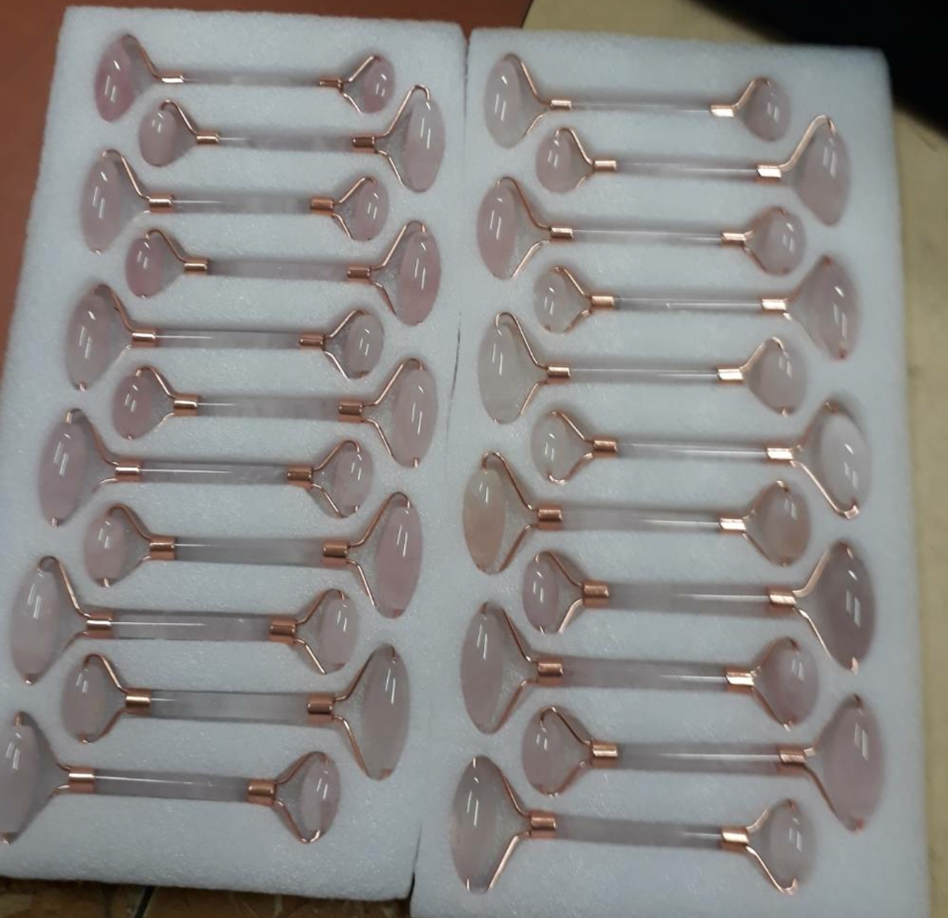 ลูกกลิ้งนวดหน้าหินโรสควอซ์ส ( Rose Quartz Facial Massages Roller)