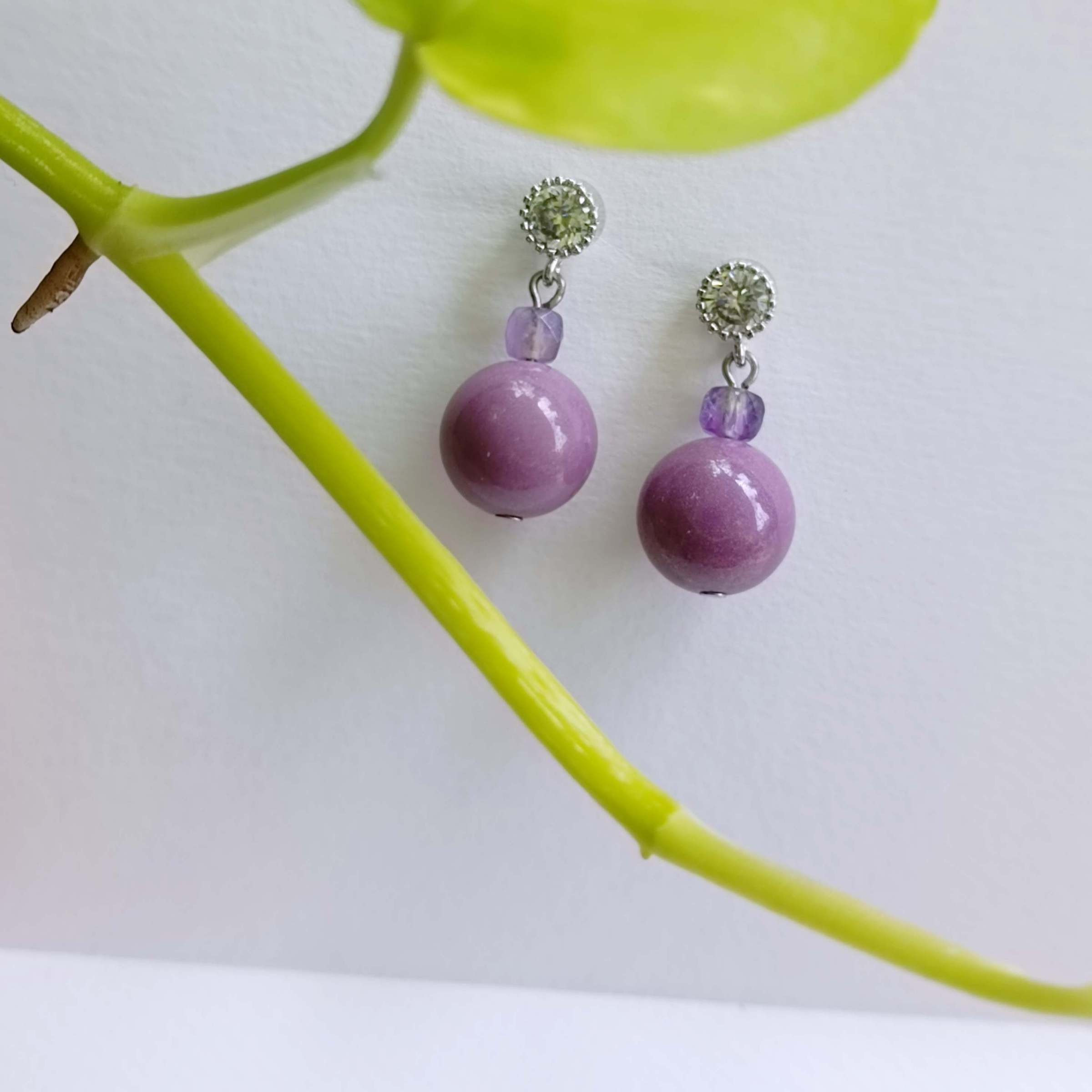 ต่างหูหินแท้ Purple Mica Quartz Earring (ปรับความสมดุลทางอารมณ์)
