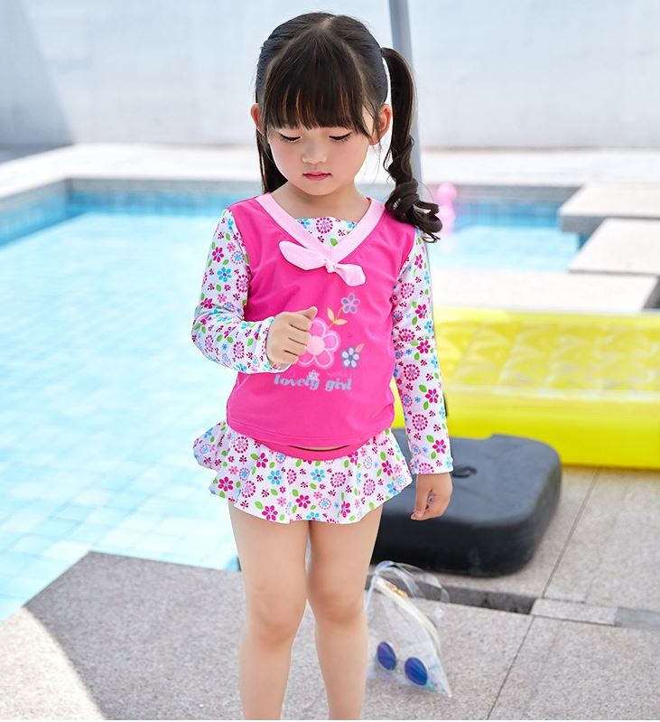 ชุดว่ายน้ำเด็กผู้หญิง สีชมพูขาวลายดอกไม้ เสื้อแขนยาว กางเกงมีระบาย พร้อมหมวกเข้าชุด