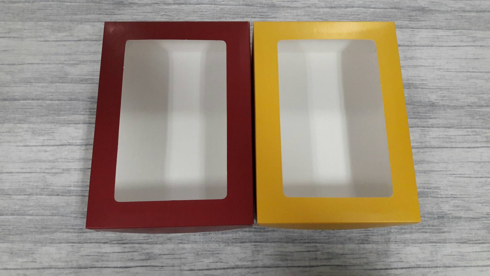 กล่องใส่สินค้าเอนกประสงค์ สีขาว ฝาครอบสี golden yellow color size 23.4x16.3x6.5ซม. กล่องใส่พวงมาลัย กล่องใส่สินค้าถักโครเช กล่องใส่ผ้าขนหนู กล่องใส่เสื้อผ้า กล่องใส่ผ้าบาติก กล่องใส่สินค้า กล่องใส่ของที่ระลึก ราคา 425 บาท (20 ใบ) (รวมค่าจัดส่งแล้ว)