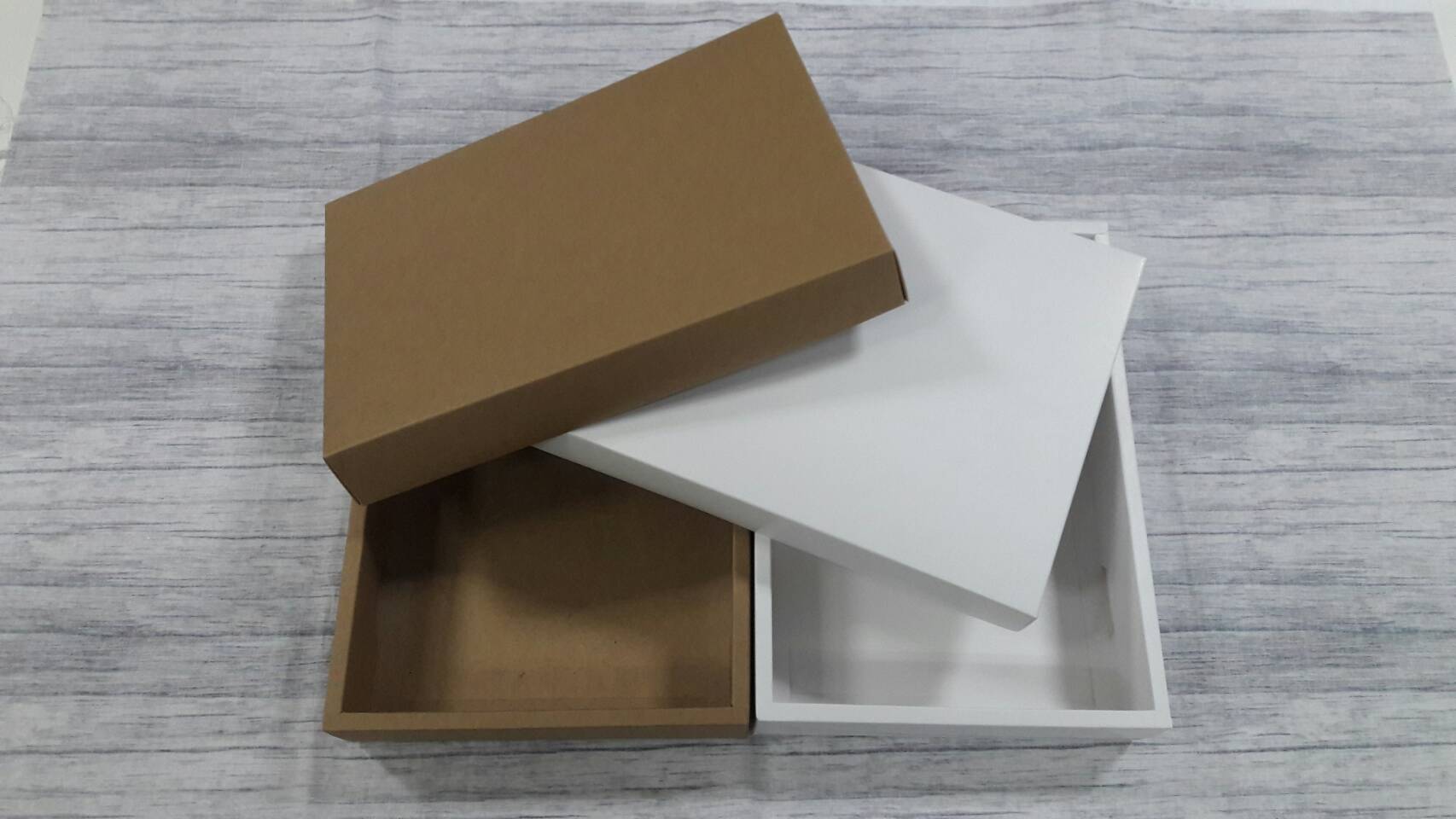 กล่องของขวัญ กล่องฝาครอบ กล่องของที่ระลึก กล่องอเนกประสงค์ กล่องของใช้ กล่องพวงมาลัย กล่องใส่ผ้าไหม ขนาด 19.6 x 27.2 x 5 ซม.สีคราฟท์น้ำตาลเข้ม (ฝาทึบ) ราคา 470 บาท/20 ใบ