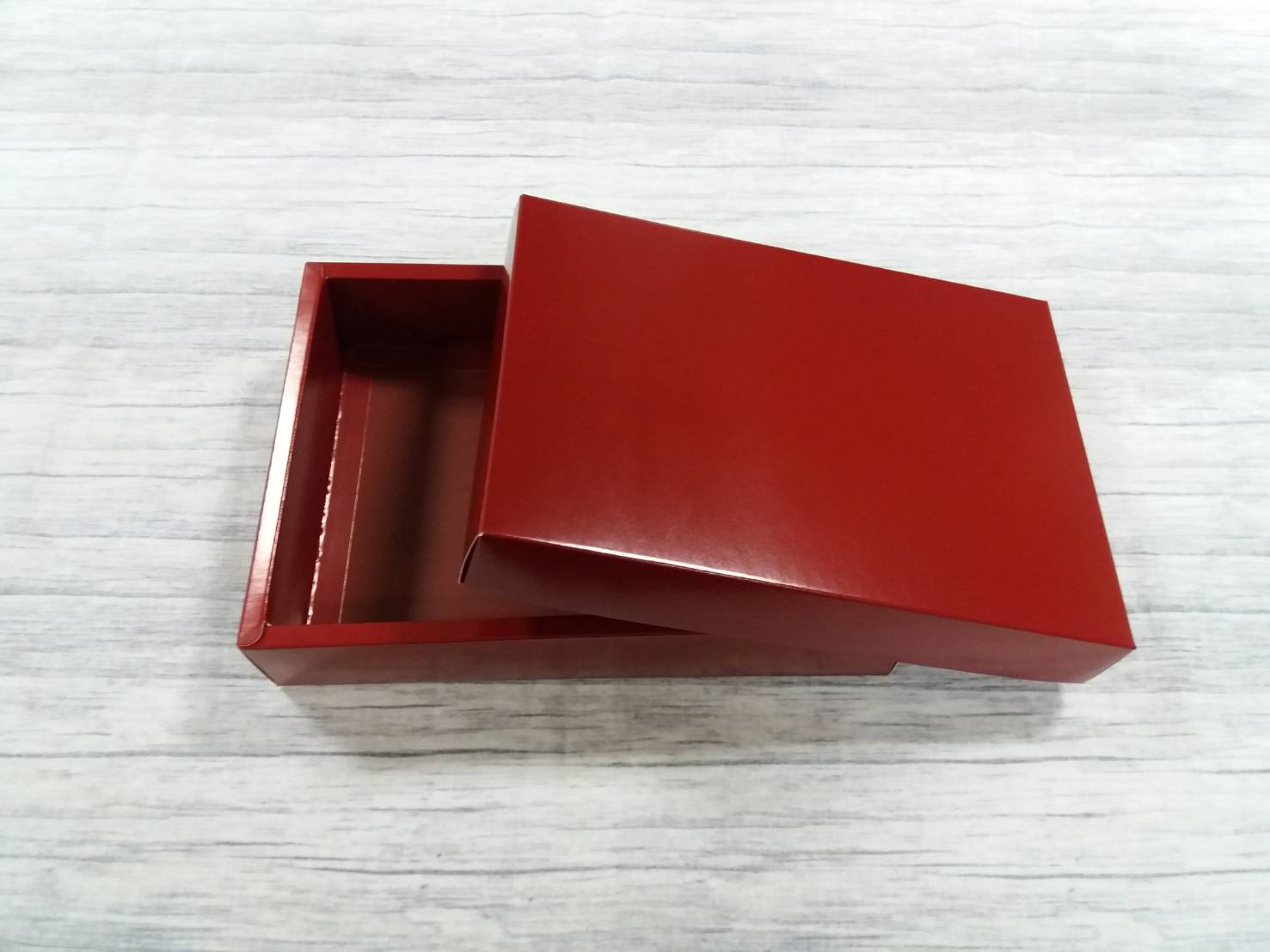กล่องของขวัญ กล่องฝาครอบ กล่องอเนกประสงค์ กล่องของที่ระลึก ขนาด 16.2x22.5x4.5 ซม.สีแดงเข้ม เคลือบอาบเงา (แบบฝาทึบ) ราคา 410 บาทต่อแพ็ค (20 ใบ)