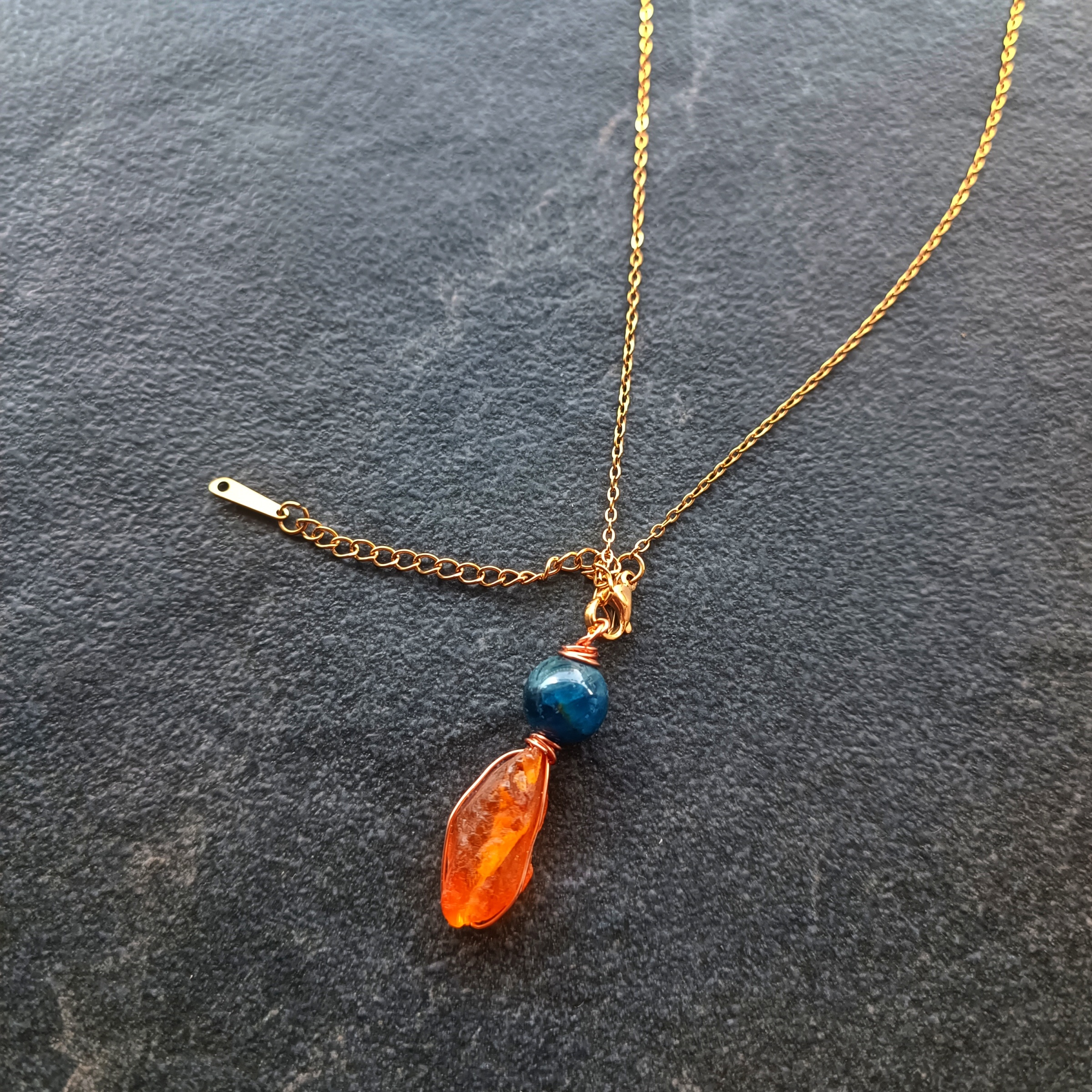 สร้อยจี้ "Little Vivian" Amber +Blue Apatite Necklace (เสริมพลังงานกระตุ้น รับทรัพย์ เสริมความมุ่งมั่น เด็ดเดียว)
