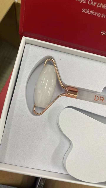 ผลิตตามออร์เดอร์เซทลูกกลิ้ง+กัวซาแผ่น V shape+โลโก้+สลักแบรนด์ (Make to Order Flip Cover Box+Facial Roller+Gua Sha Broad+Logo)