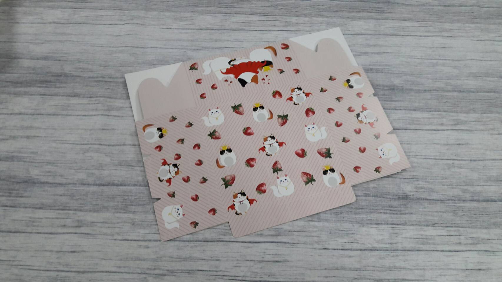 กล่องคัพเค้ก 4 ชิ้น (แบบไม่มีฐานรอง) กล่องเค้กครึ่งปอนด์ กล่องขนม กล่องสแน็ค Snack Box กล่องคอฟฟี่เบรค สีชมพูลายแคทสตรอว์เบอร์รี่ ขนาด 15.0x15.0x7.6 ซม. (แพ็คละ 150 บาทต่อ 20ใบ)