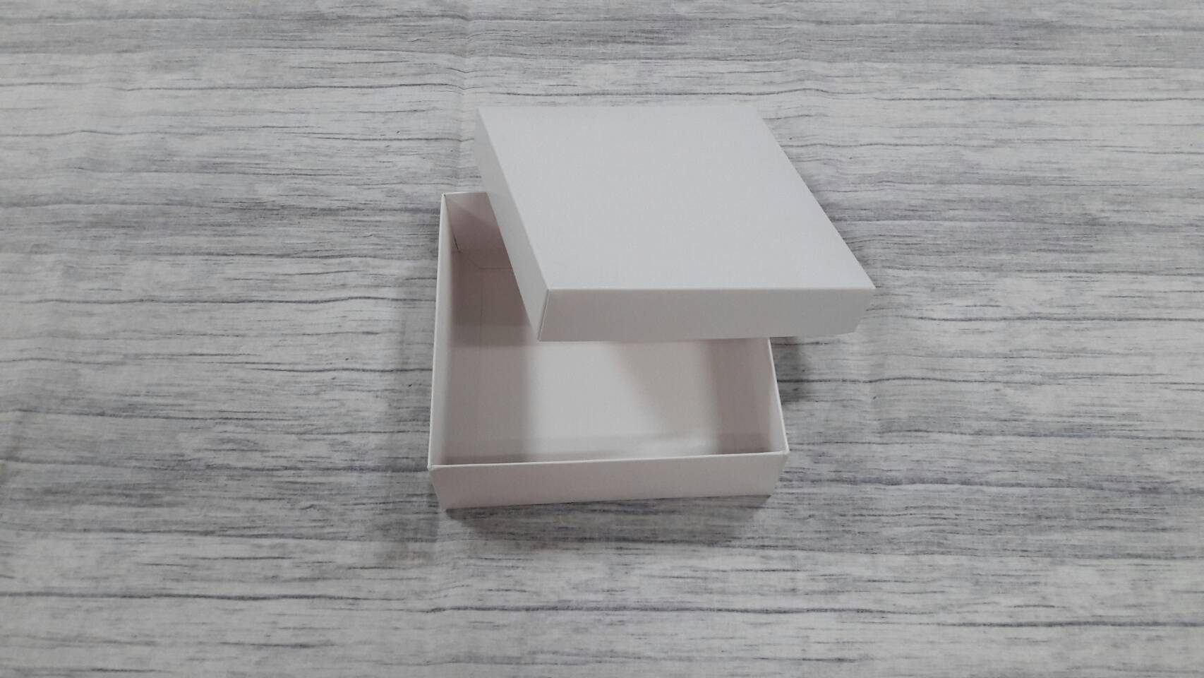 กล่องฝาครอบ กล่องของขวัญ กล่องอเนกประสงค์ กล่องใส่เข็มขัด กล่องใส่กระเป๋าสตางค์ ขนาด 14.5x14.5x4.2 ซม. สีขาว (แบบฝาทึบ) ราคา 300 บาท ต่อแพ็ค (20 ใบ)