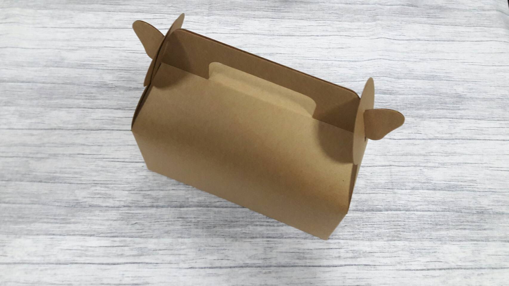 กล่องหูหิ้ว กล่องเค้กโรล กล่องซาลาเปา กล่องคัพเค้ก กล่องเค้ก กล่องคุ๊กกี้ กล่องขนม ขนาด 10.0 x 20.5 x สูง 9.0 ซม.สีคราฟท์น้ำตาล ราคา 230 บาทต่อแพ็ค (20ใบ)