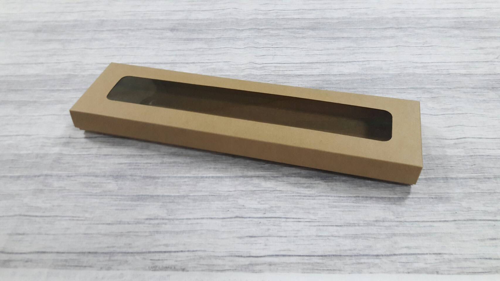 กล่องของขวัญ กล่องฝาครอบ กล่องขนม กล่องอเนกประสงค์ สีคราฟท์น้ำตาลเข้ม ขนาด 9.5x37.5x3 ซม. (แบบฝาหน้าต่างพลาสติก) ราคา 410 บาทต่อแพ็ค (20 ใบ)