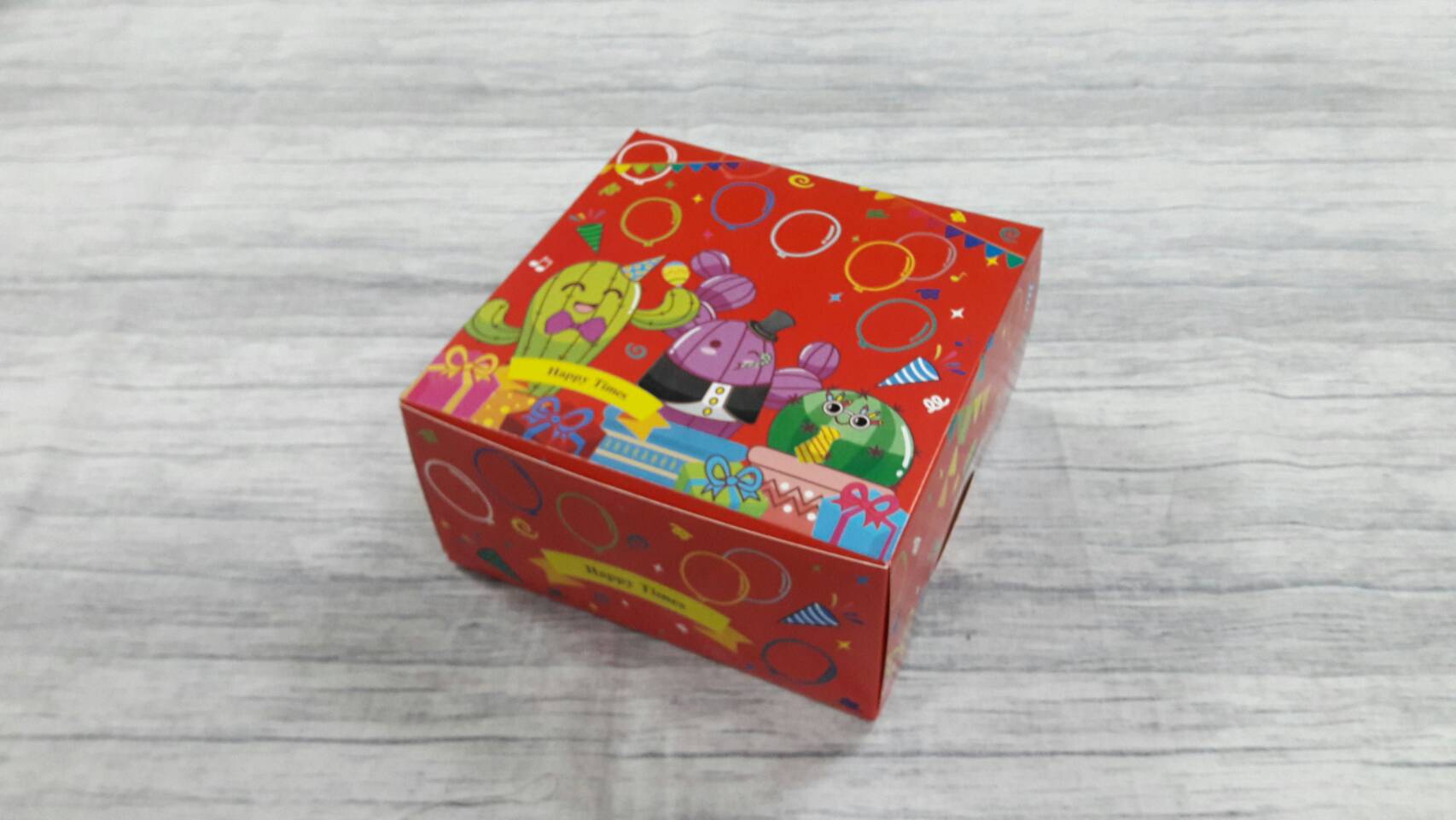 กล่องคัพเค้ก 4 ชิ้น (แบบไม่มีฐานรอง) กล่องเค้กครึ่งปอนด์ กล่องขนม กล่องสแน็ค Snack Box กล่องคอฟฟี่เบรค สีแดงแฮปปี้ไทม์ ขนาด 15.0x15.0x7.6 ซม. (แพ็คละ 150 บาทต่อ 20ใบ)