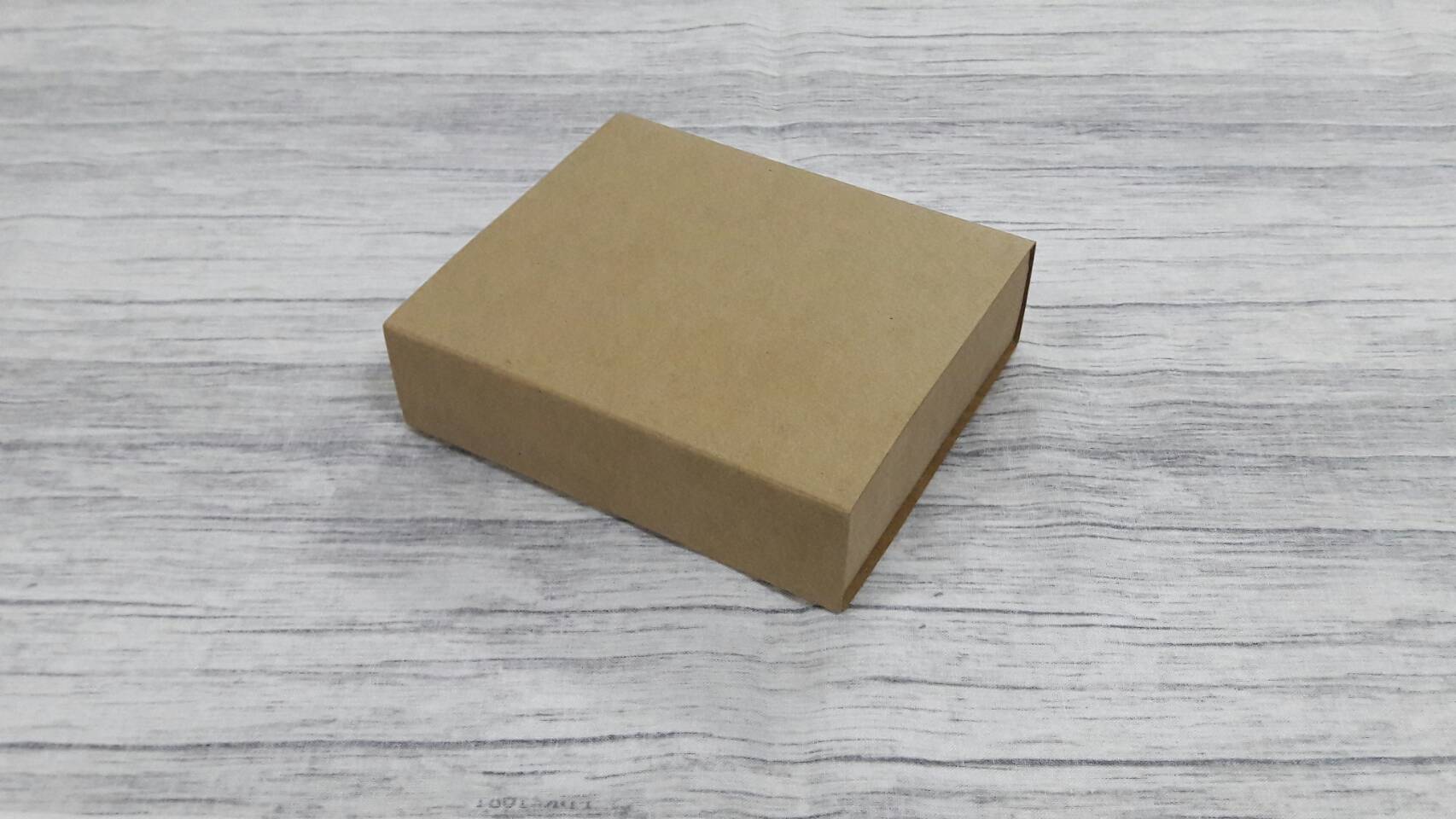 กล่องสไลด์ กล่องของขวัญ กล่องของที่ระลึก กล่องอเนกประสงค์ กล่องแบบฝาสไลด์ สีคราฟท์น้ำตาลเข้ม ขนาด 10.7x12.7x3.4 ซม. ราคา 215 บาท (20 ใบ ต่อแพ็ค)