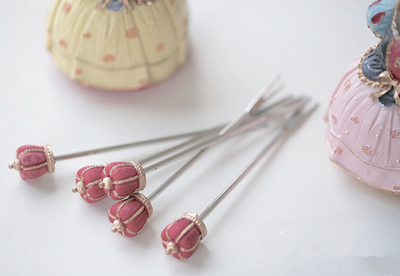 ส้อมจิ้มขนม จิ้มผลไม้ ลายกระโปรง ธีมสโนว์ไวท์ มีสองสีให้เลือกนะคะ