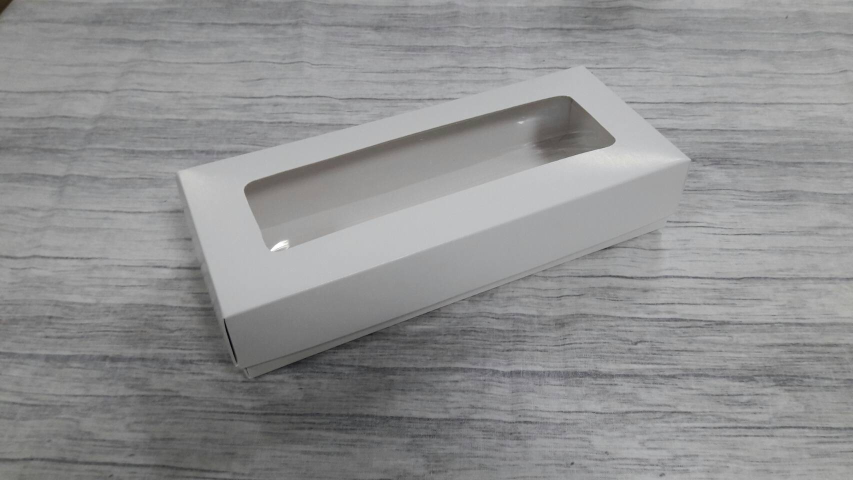 กล่องฝาครอบ กล่องของขวัญ กล่องอเนกประสงค์ ขนาด 9 x 22.5 x 4.5 ซม. สีขาว (แบบมีหน้าต่างพลาสติก) ราคา 310 บาท ต่อแพ็ค (20 ใบ)