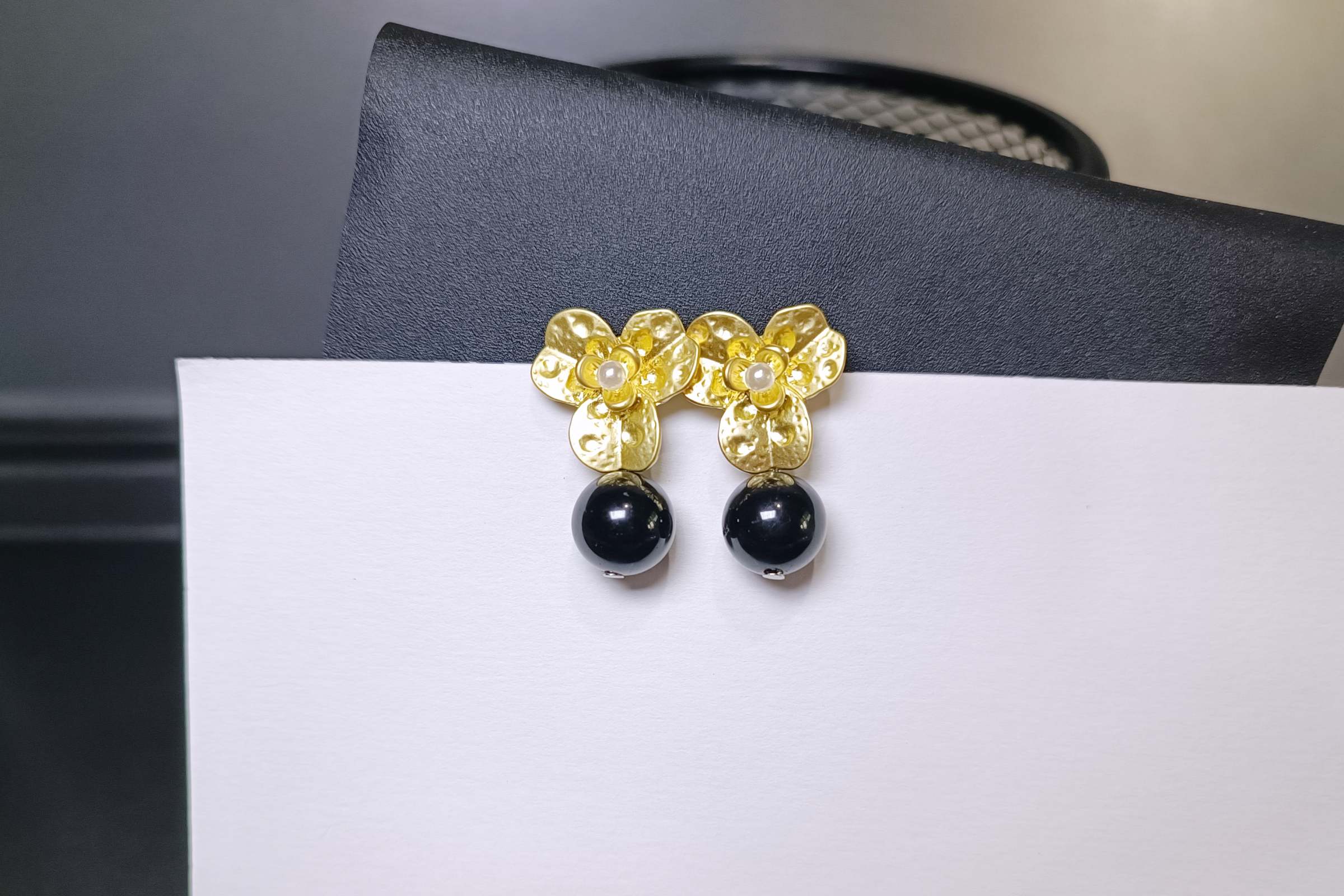 "The Flower" ต่างหูหินแท้ Black Tourmaline Earring (ปกป้อง คุ้มครอง ป้องกันความไม่เป็นมงคล)