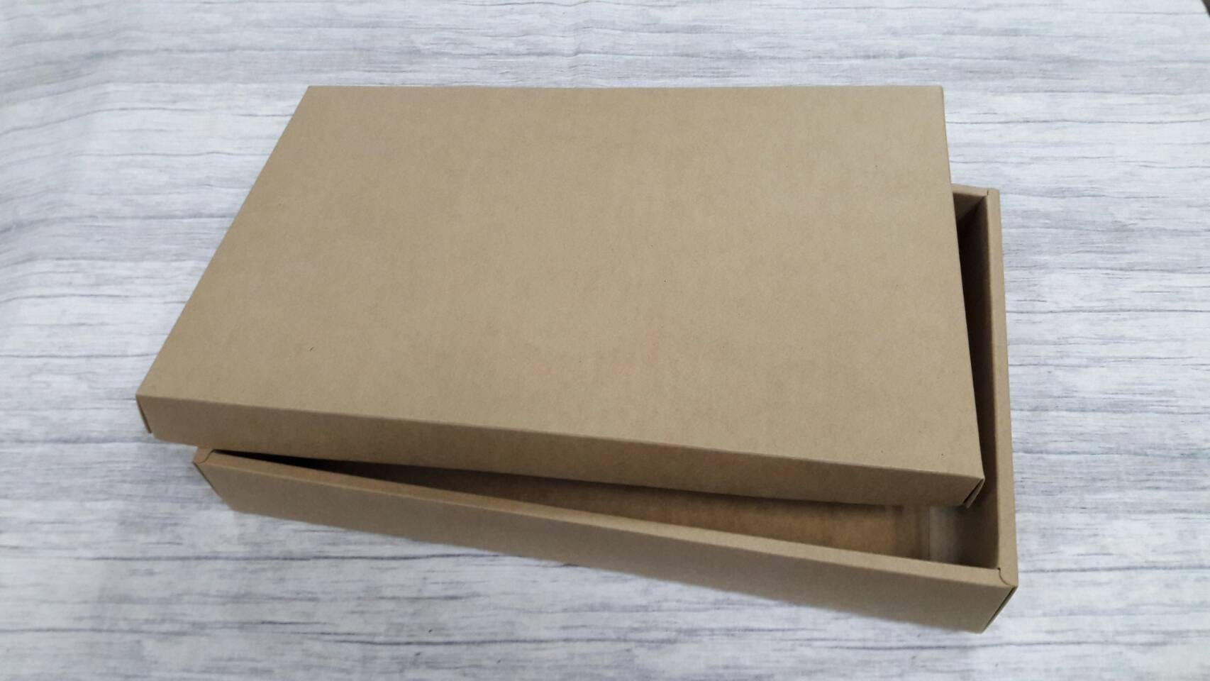 กล่องอเนกประสงค์ กล่องฝาครอบ กล่องของที่ระลึก กล่องของขวัญ กล่องใส่ผ้าไหม กล่องใส่กางเกงยีนส์ สีคราฟท์น้ำตาล ขนาด 23 x 35 x 5 ซม.ราคา 625 บาทต่อแพ็ค (20 ใบ)