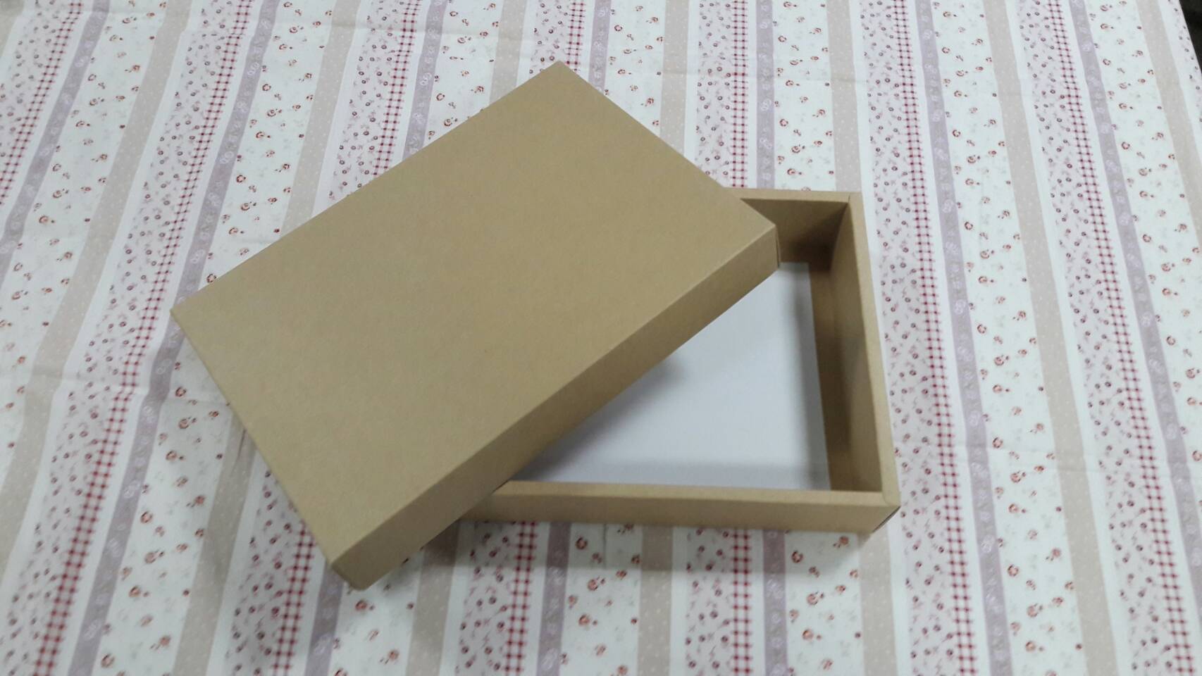 กล่องของขวัญ กล่องฝาครอบ กล่องของที่ระลึก กล่องอเนกประสงค์ กล่องของใช้ กล่องพวงมาลัย กล่องใส่ผ้าไหม ขนาด 19.6x27.2x5 ซม.สีคราฟท์น้ำตาลอ่อน ราคา 470 บาท/20 ใบ