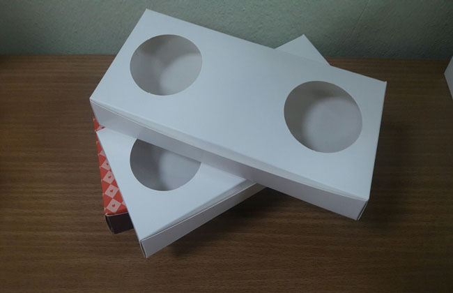 กล่องบราวนี่ 3-4 ชิ้น กล่องทรงแบน กล่องช็อคโกแลต กล่องขนม สีขาว กว้าง 10.0 x ยาว 22.0 x สูง 3.0 ซม. ราคา 120 บาท ต่อแพ็ค (20 ใบ)