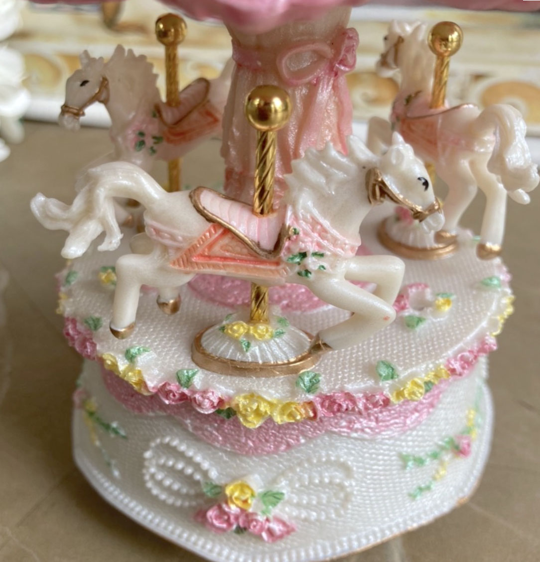 ม้าหมุนกล่องดนตรีวินเทจ