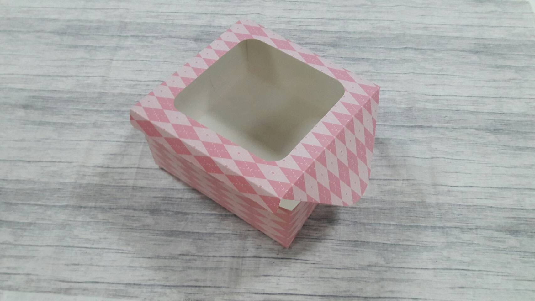 กล่องเค้ก กล่องเค้ก 1 ปอนด์ กล่องขนม กล่องเบเกอรี่ กล่องคัพเค้ก สีลายชมพู ขนาด 20.5x20.5x10 ซม. ราคา 330 บาท (20ใบ/แพ็ค)