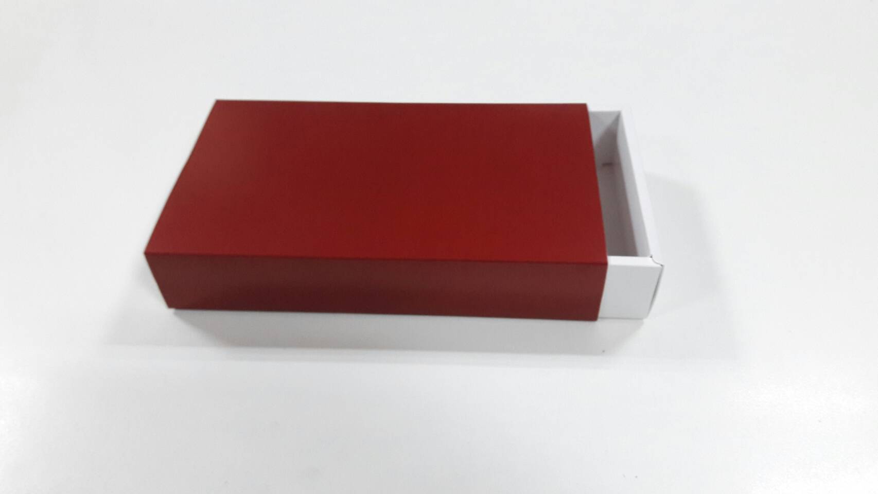 กล่องสไลด์ กล่องของขวัญ กล่องของที่ระลึก กล่องอเนกประสงค์ กล่องของใช้ กล่องฝาสไลด์สีแดงเข้ม ขนาด 12.5x21.5x4.0 ซม. ราคา 375 บาท (20 ใบ ต่อแพ็ค)