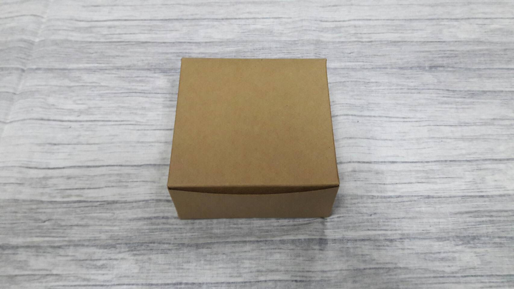 กล่องสแน็ค กล่องเค้ก กล่องขนม ขนาด 10.0 x 10.0 x 4.7 ซม. Snack Box กล่องอาหารว่าง กล่องคอฟฟี่เบรค สีคราฟท์น้ำตาล ราคา 75 บาทต่อแพ็ค(20ใบ)