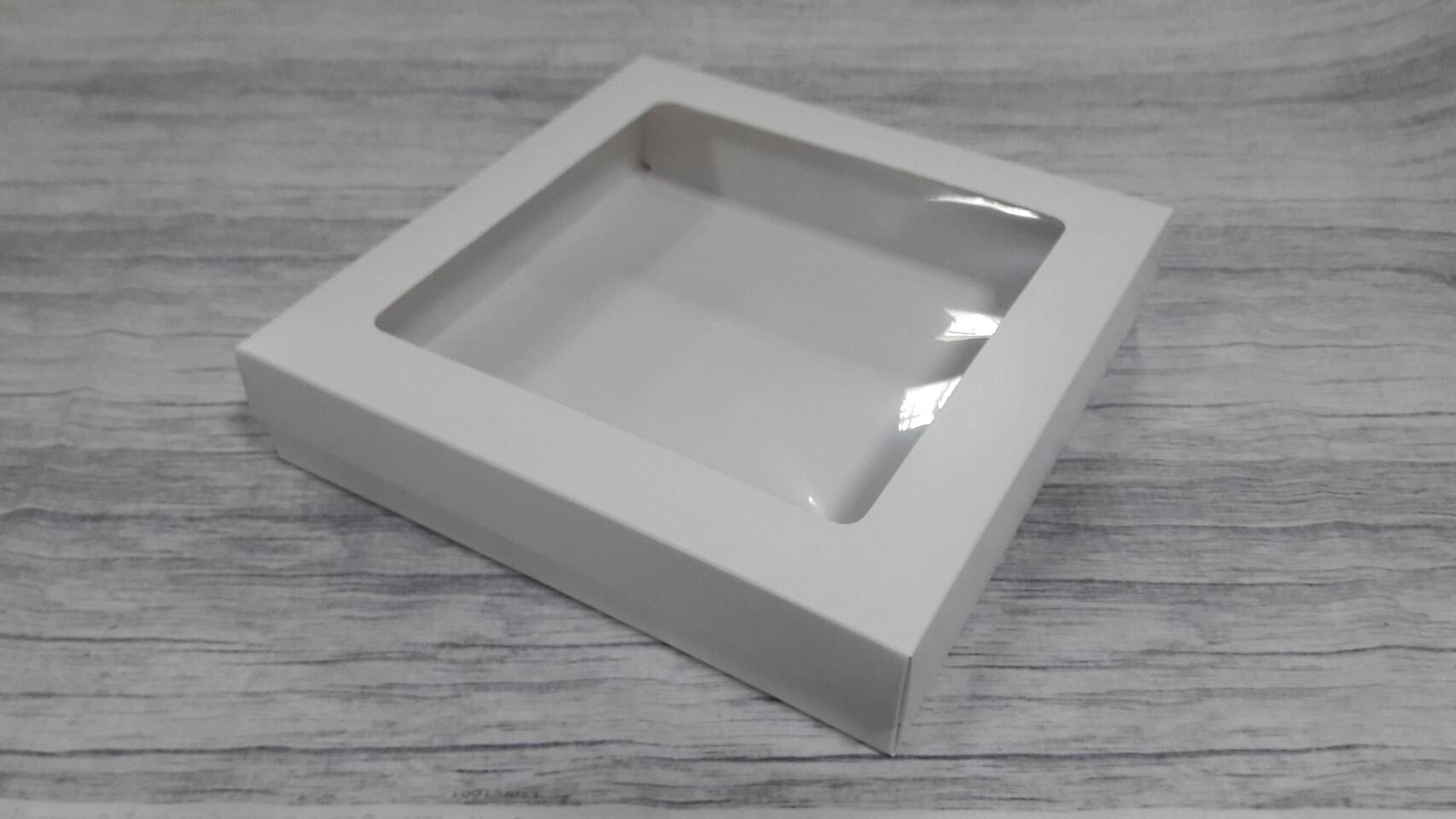 กล่องของขวัญ กล่องแบบมีฝาครอบ กล่องอเนกประสงค์ ขนาด 24x24x5 ซม. สีขาว แบบมีหน้าต่างพลาสติก ราคา 560 บาท ต่อแพ็ค (20 ใบ)