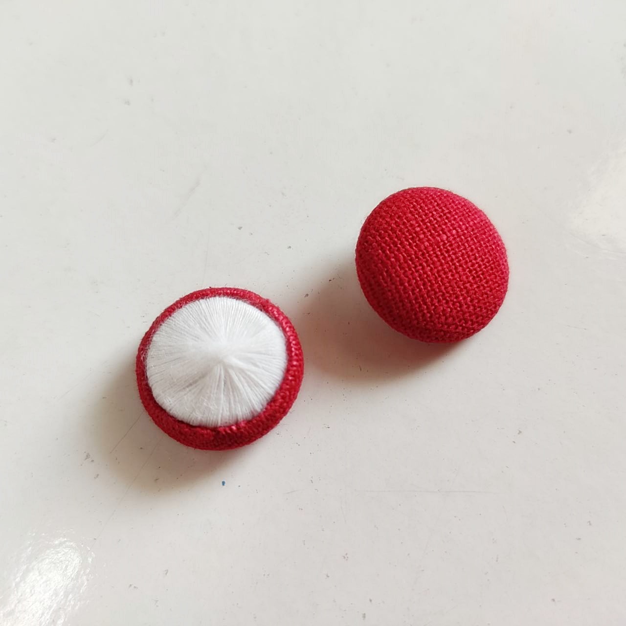 กระดุมผ้าปั๊ม สีแดงเลือดนก