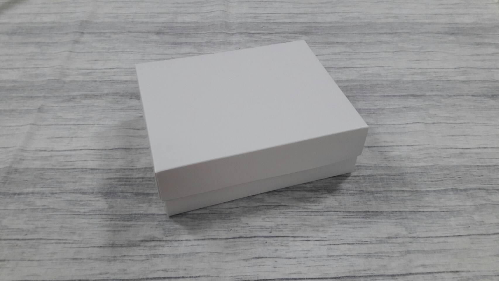 กล่องฝาครอบ กล่องของขวัญ กล่องอเนกประสงค์ ขนาด 15.2x19x6.3 ซม. สีขาว (แบบฝาทึบ) ราคา 395 บาท ต่อแพ็ค (20 ใบ)