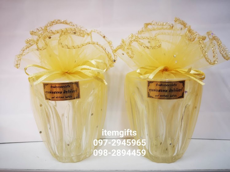 ของชำร่วยแก้วใส ห่อถุงผ้าสีทอง
