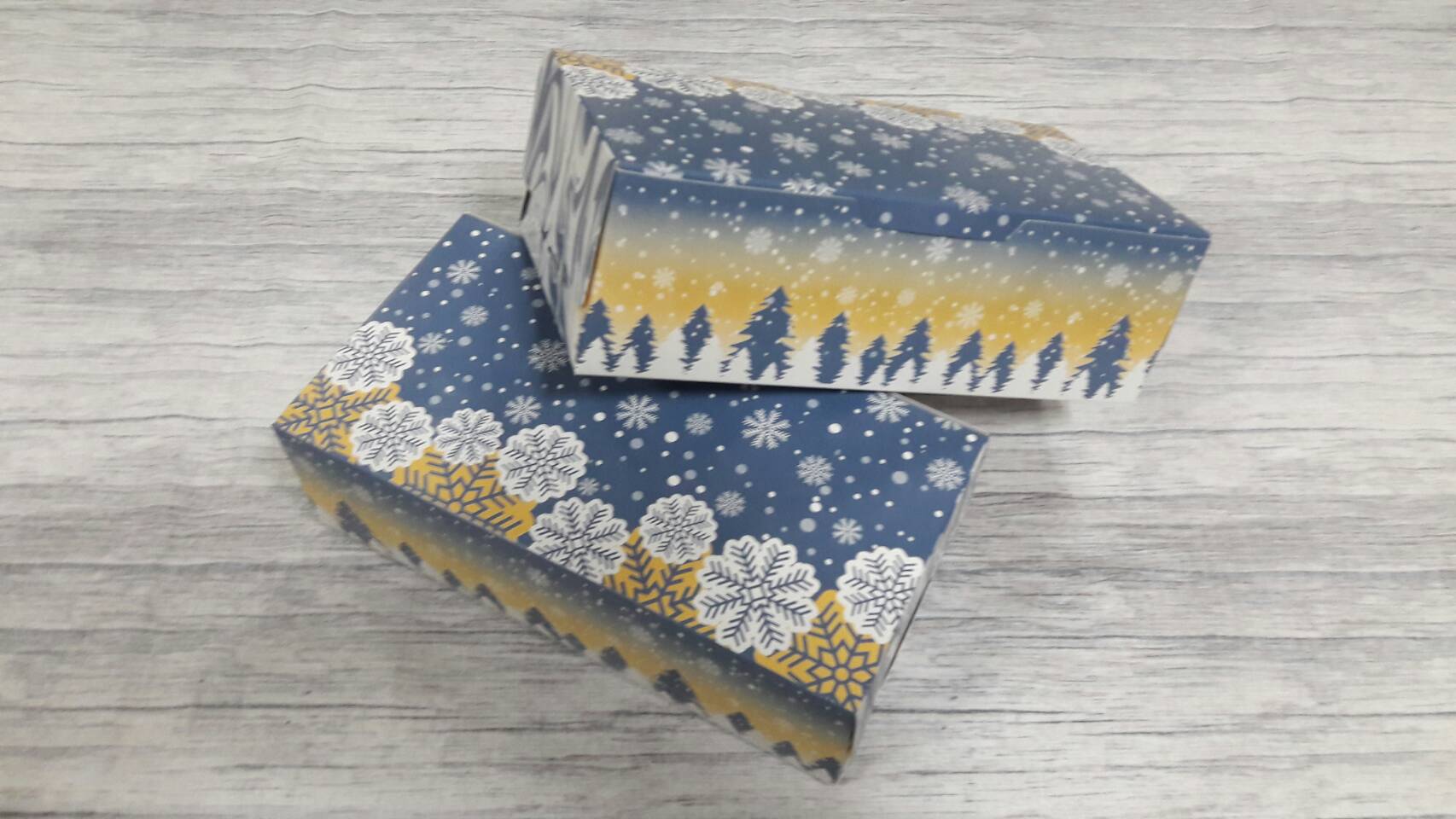 กล่องขนม กล่องเค้ก กล่องคัพเค้ก กล่องชิฟฟ่อน กล่องช้อคโกแล็ต กล่องคุ๊กกี้ กล่องอเนกประสงค์ ขนาด 10.5x20.5x6.5 ซม.ไม่มีหน้าต่าง (ฝาทึบ) ลายสีบลูเกรย์ ราคา 145 บาทต่อแพ็ค (20 ใบ)