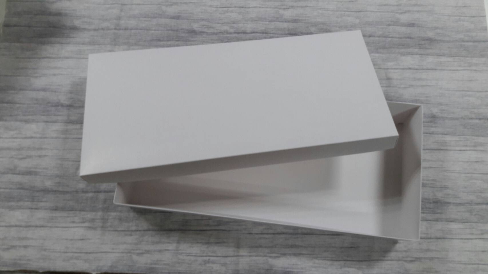 กล่องฝาครอบ กล่องของขวัญ กล่องแบบมีฝาครอบ กล่องอเนกประสงค์ ขนาด 21.0 x 45.0 x 7.4 cm. สีขาว (แบบฝาทึบ) ราคา 885 บาท ต่อแพ็ค (20 ใบ)